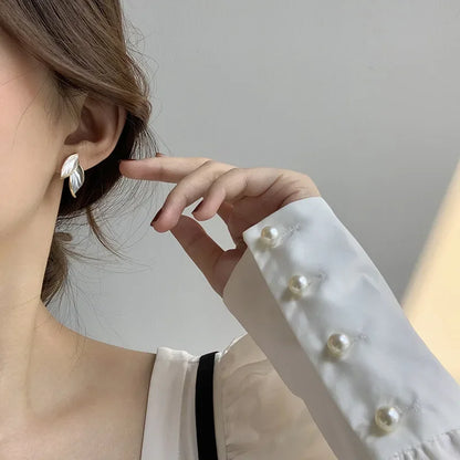 Élégance et fraîcheur : les boucles d'oreilles en métal, un cadeau parfait pour illuminer chaque moment.